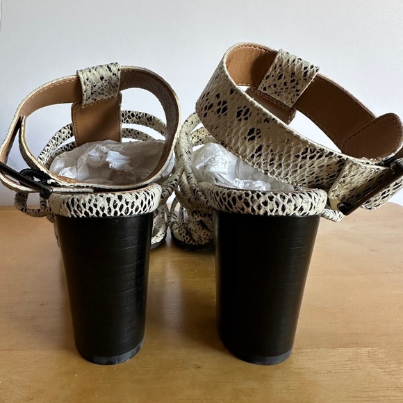 NWOT Vionic size 6.5 - Women's Black and White Strappy Sandals - Picture 3 of 8